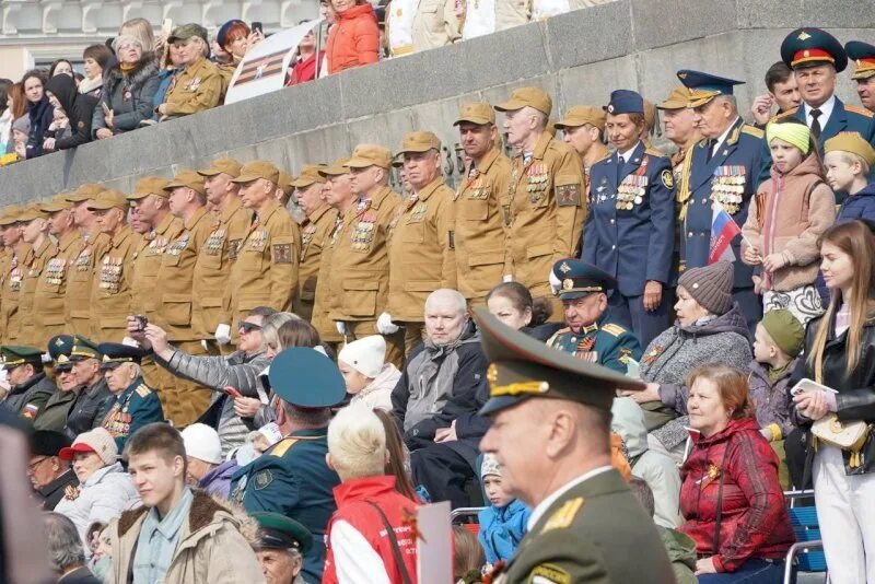 Парад. Парад Победы Екатеринбург. День Победы фотографии. Парад 9 мая трибуны.