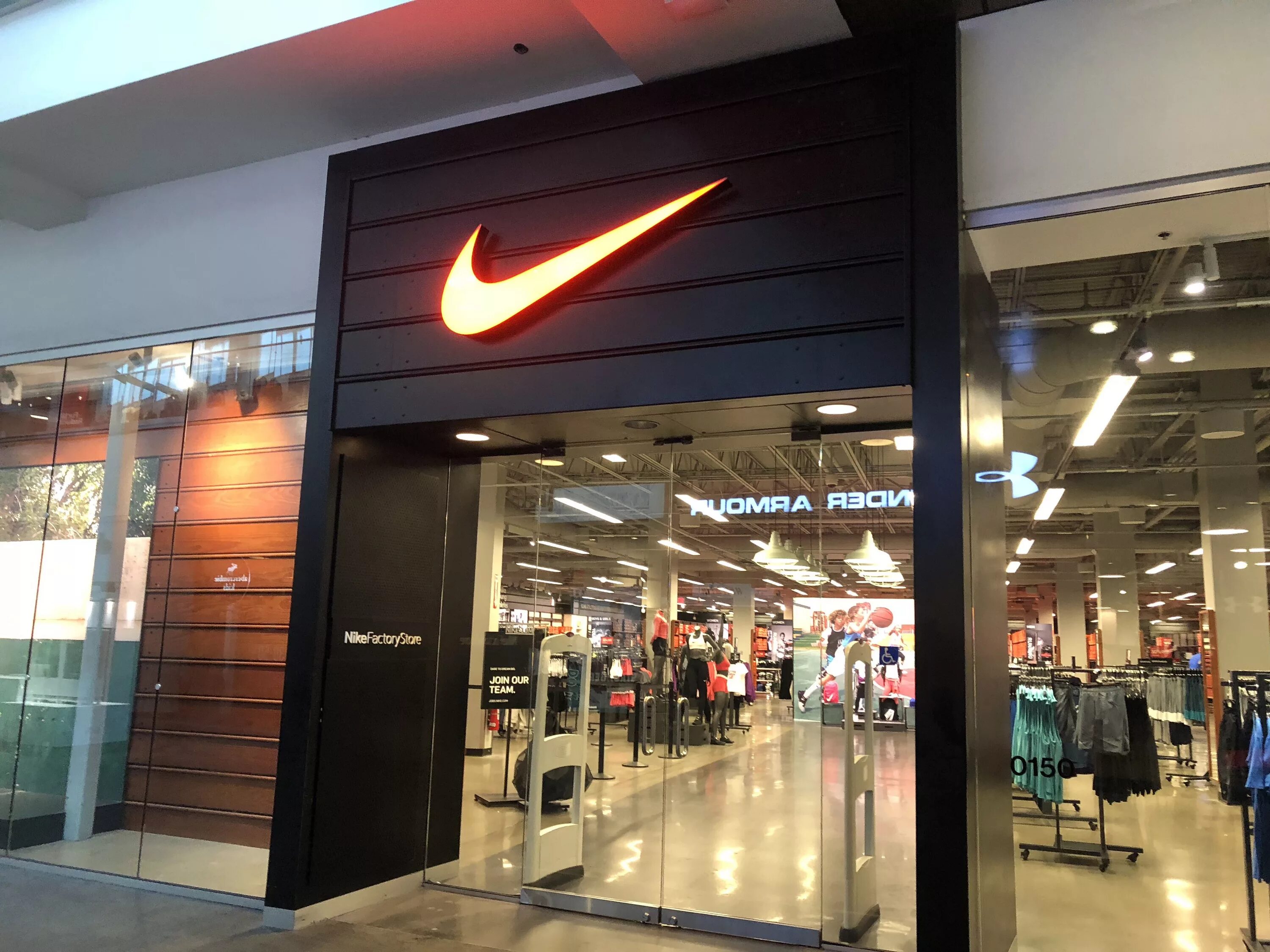 Найк outlet nike. Далма Молл Ереван. Nike Store Dalma Garden Mall. Nike Ереван Mall. Nike долма Молл в Ереване.