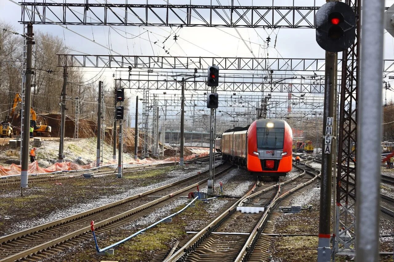 Зеленоградская маленковская. Маленковская станция жд. Поезд на вокзале. Станции железной дороги. Электричка до перловской.