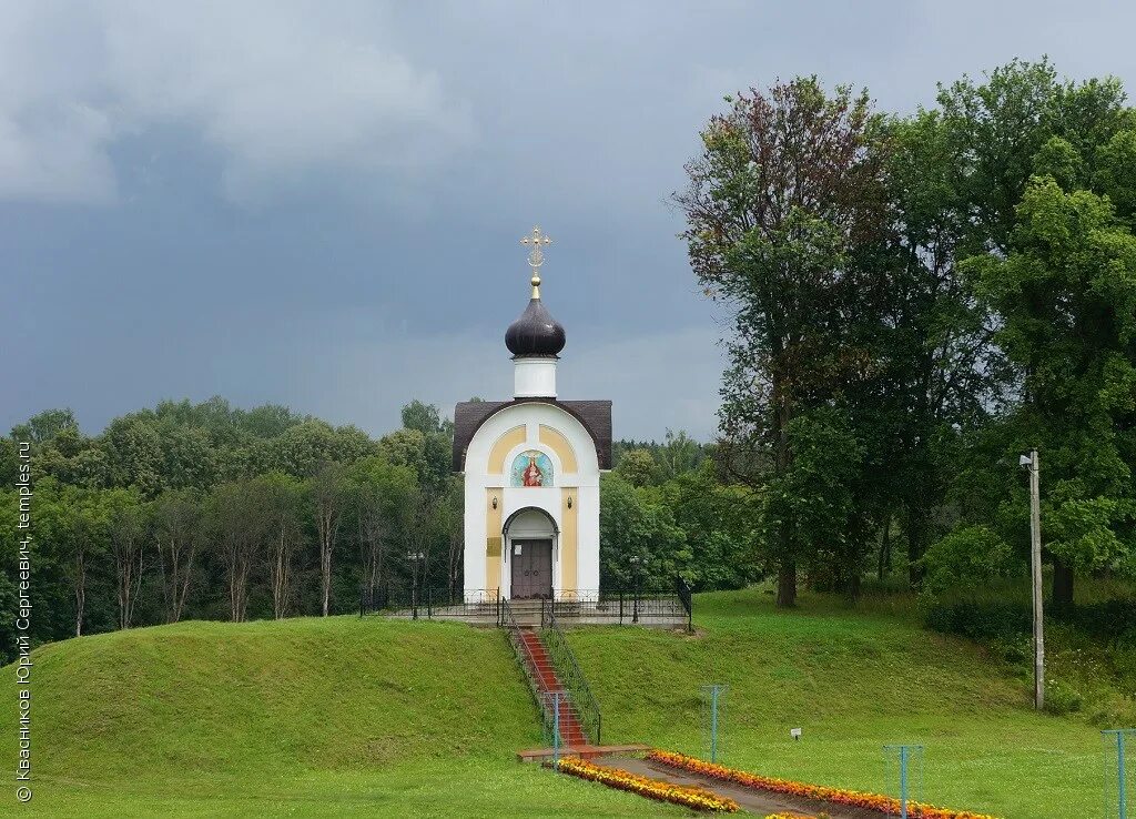 Деденево. Часовня Деденево. Поселок Деденево Дмитровского района. Часовня в Деденево на берегу канала. Стелла в Деденево.