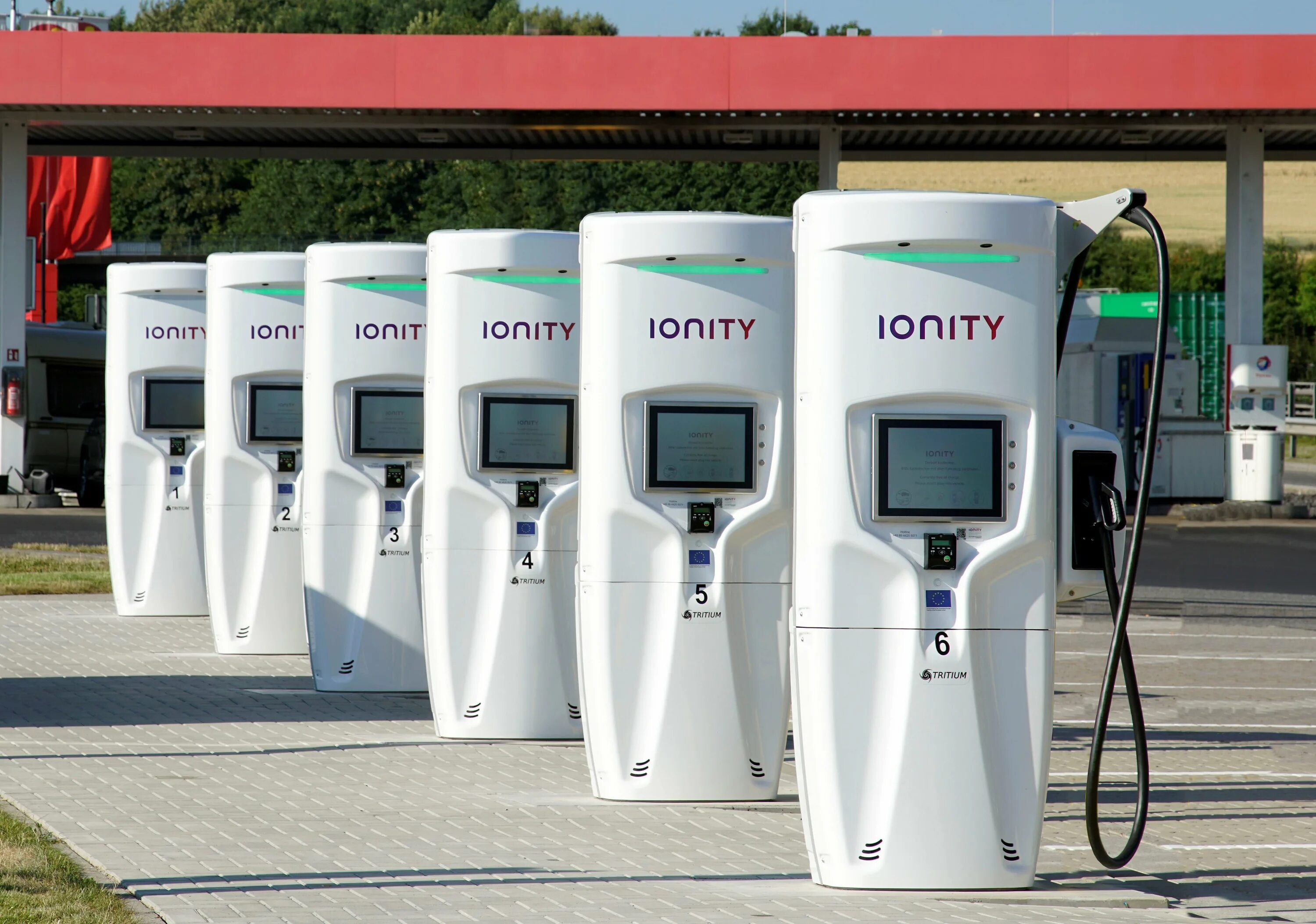IONITY Charging Station. IONITY зарядка. Зарядка для электромобилей IONITY. Электрическая Заправочная станция