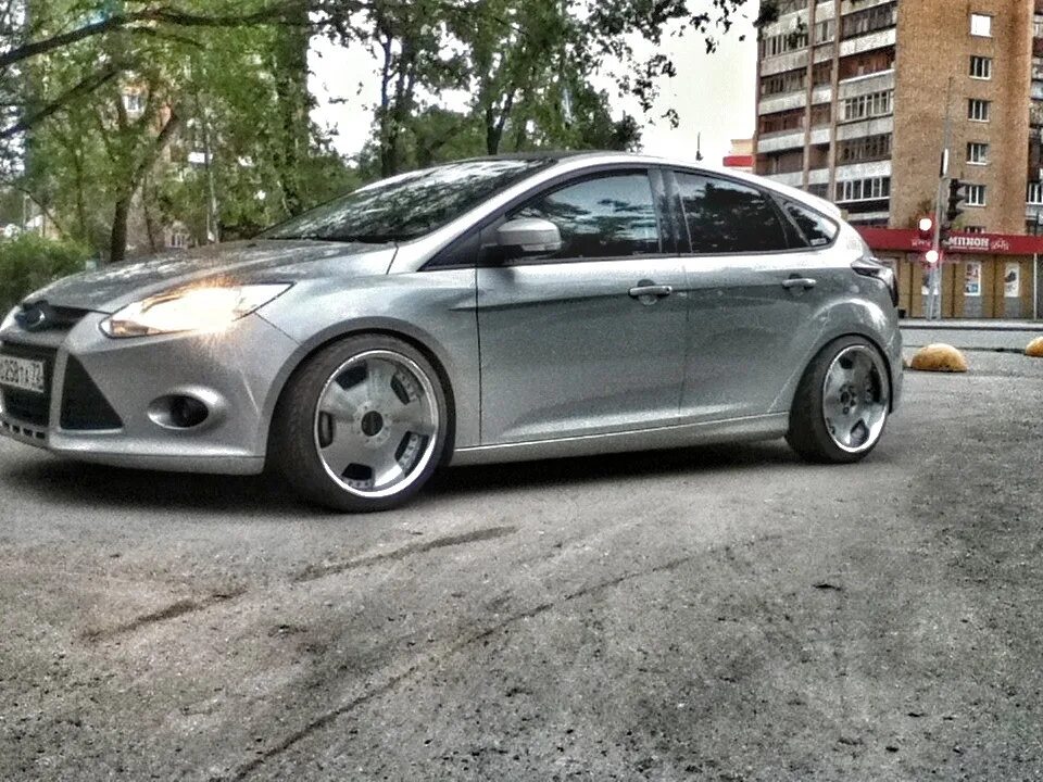 Диск колеса форд фокус 3. Колёса Ford Focus 3. Ford Focus 3 диски. Форд фокус 3 хэтчбек на дисках. Форд фокус 3 универсал на дисках.