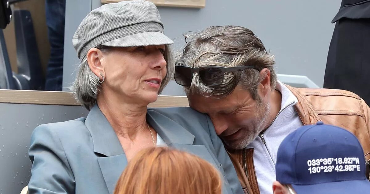 Мадс миккельсен с семьей. Мадс миккельсен с беной. Мадс миккельсен дочь. Жена мадса миккельсена в молодости. Мадс миккельсен с женой.