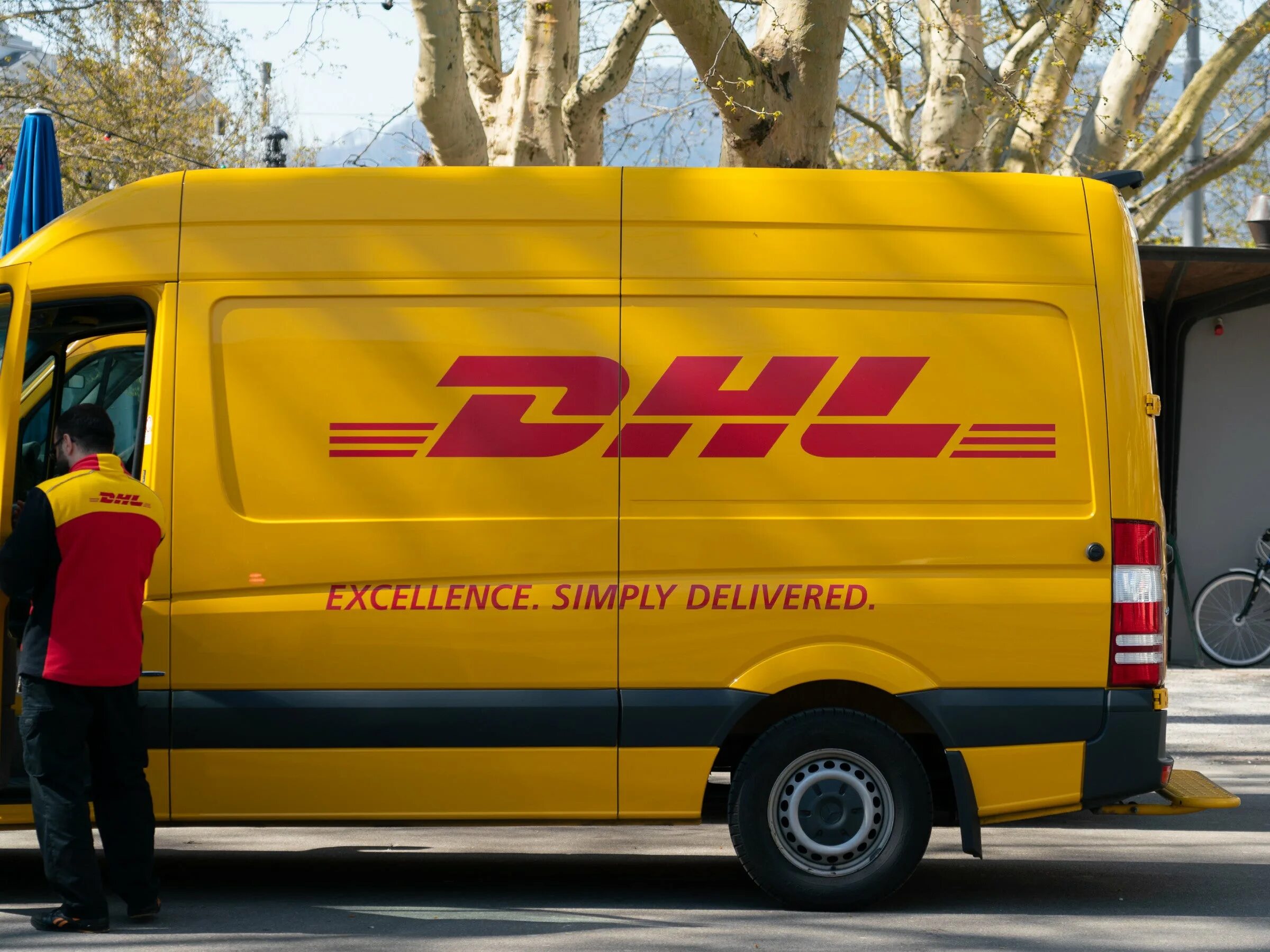 Dhl пакет. Dhl фото. Dhl швейцария. Dhl фото. Курьер dhl.