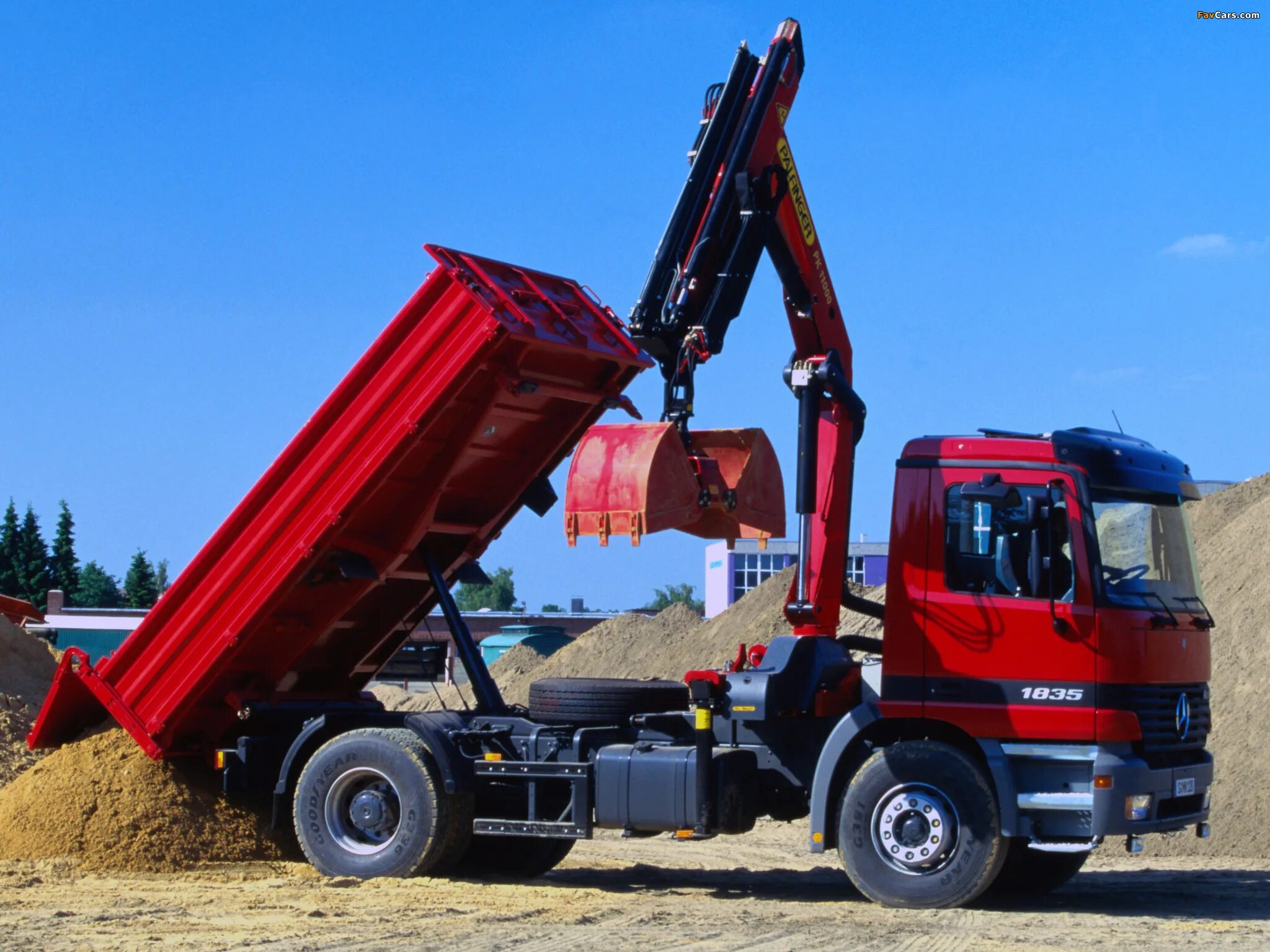 Аренда самосвала buy ticket. Mercedes-Benz Actros 1835. КАМАЗ самосвал с грейфером. Мерседес Бенц Актрос самосвал. Самосвал с КМУ грейфер.