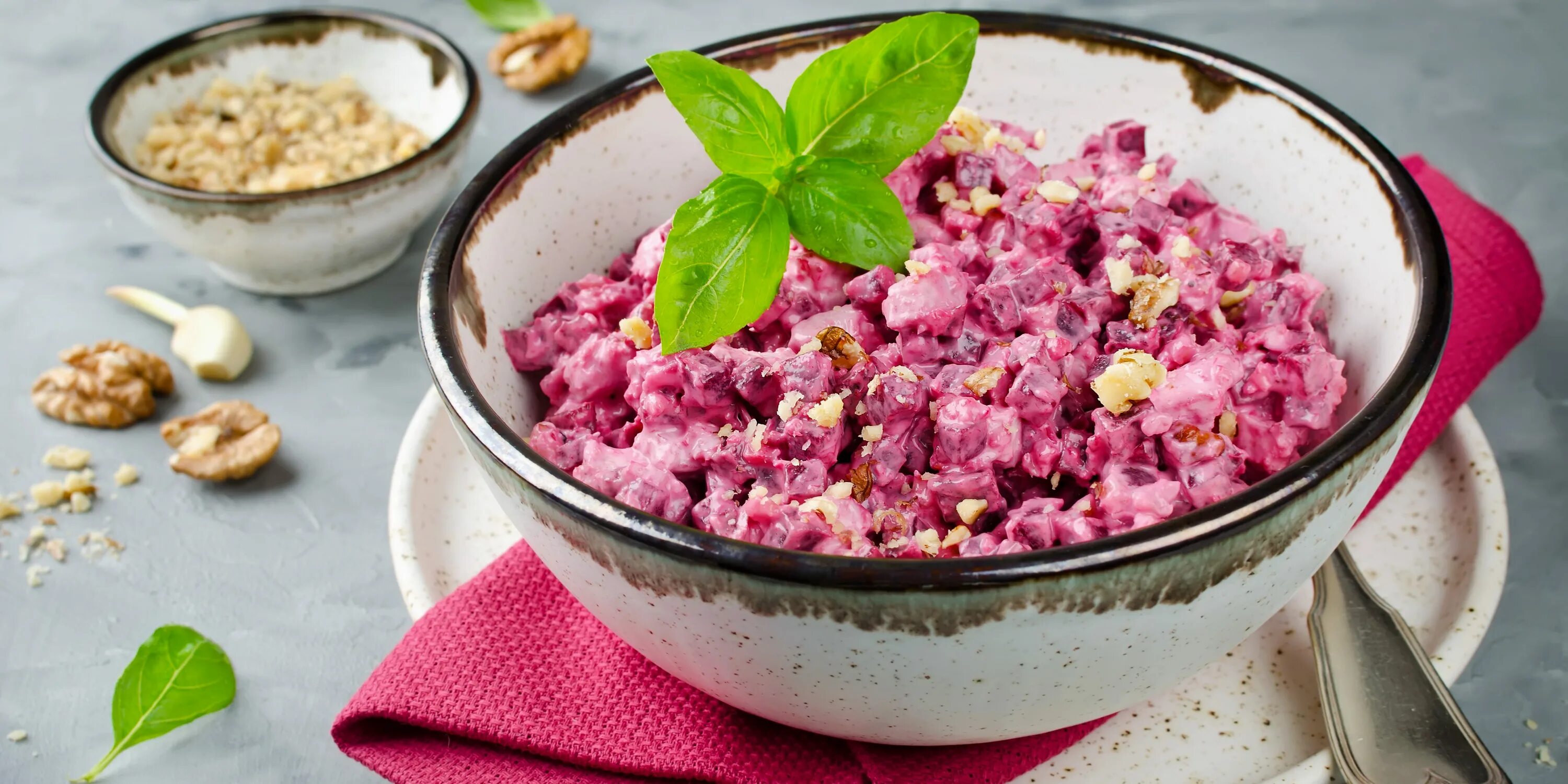 Салат со свеклой курицей и орехами