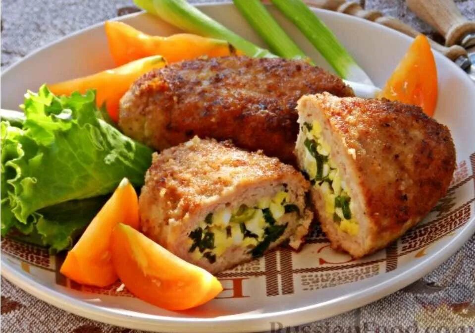 Зразы с целым яйцом. Зразы мясные с яйцом и луком. зразы с яйцом и зеленым луком. зраза куриная с яйцом и зеленым луком. зразы мясные с овощами.