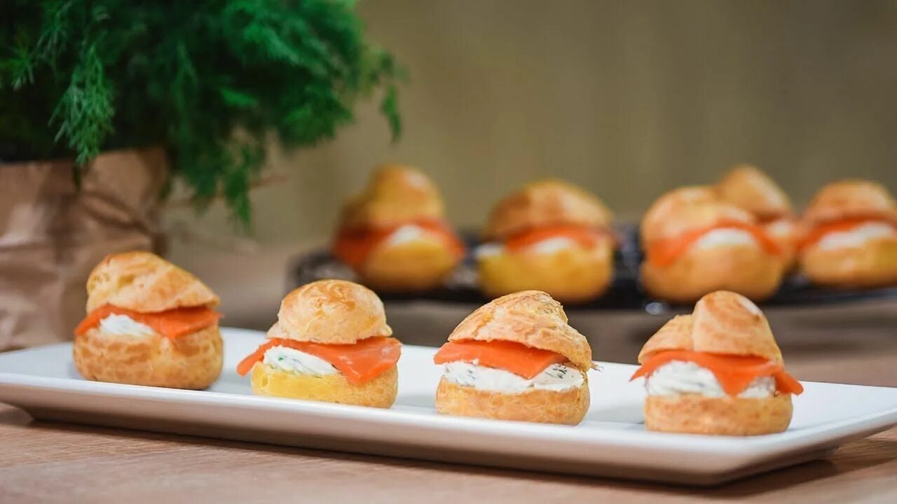 профитроли фаршированные. профитроли с семгой и сливочным сыром. профитроли закуска. пирожные шу несладкие. профитроли закусочные рецепт.