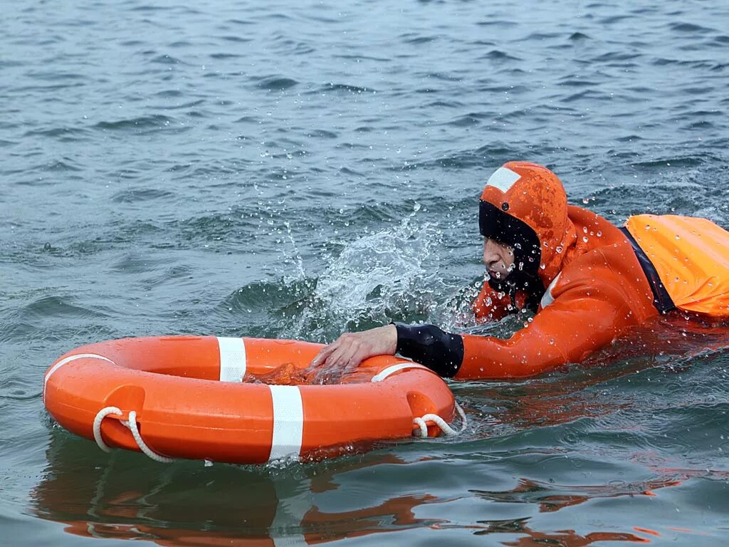 Спасение. Спасатели на воде. Средства спасения на воде. Спасательные средства на пляже. Экстренные спасательные средства на воде.