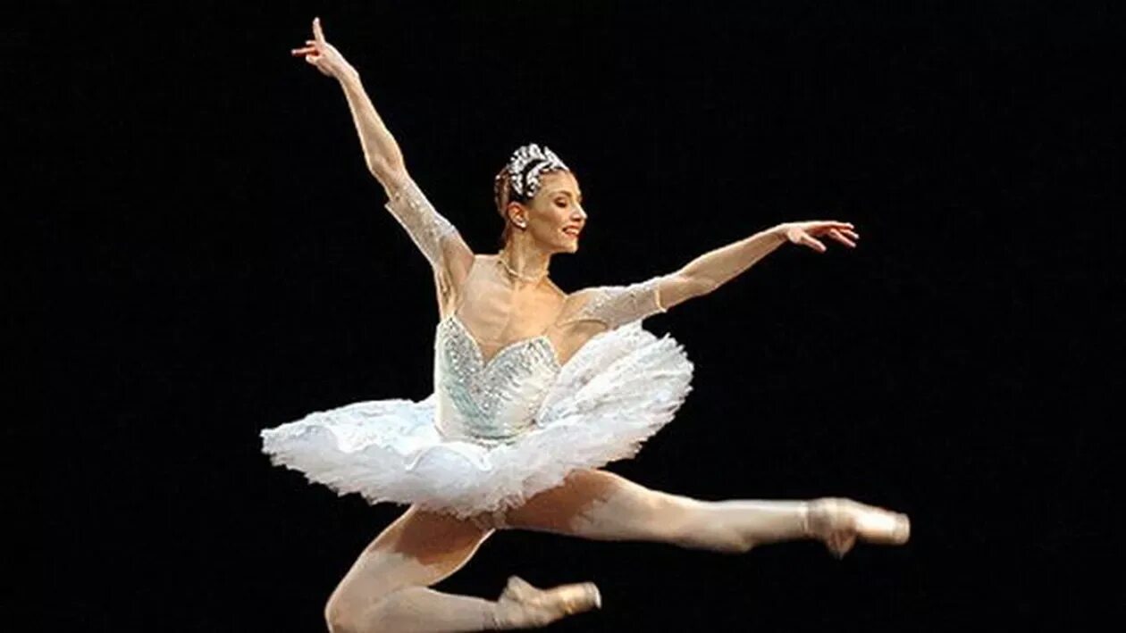 Песня балерина в пышной пачке. Балерина на тренировке. Роял балет лебединое озеро. Сто балерин. Сто балерин песня текст.