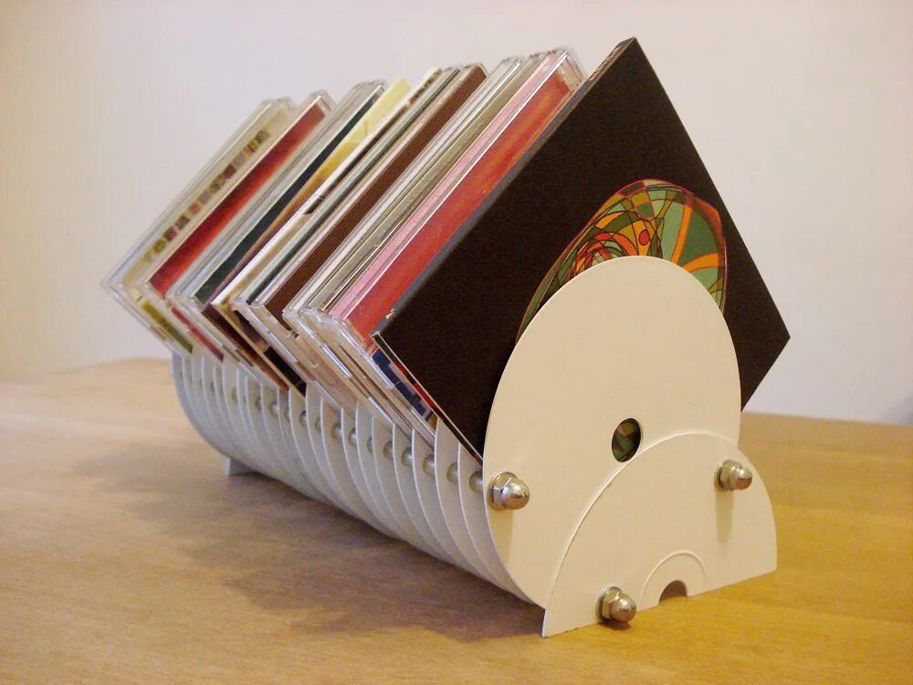 Делаем cd. Подставка из компакт дисков. Подставка для CD дисков. Поделки из компакт дисков. Органайзер для компакт дисков.
