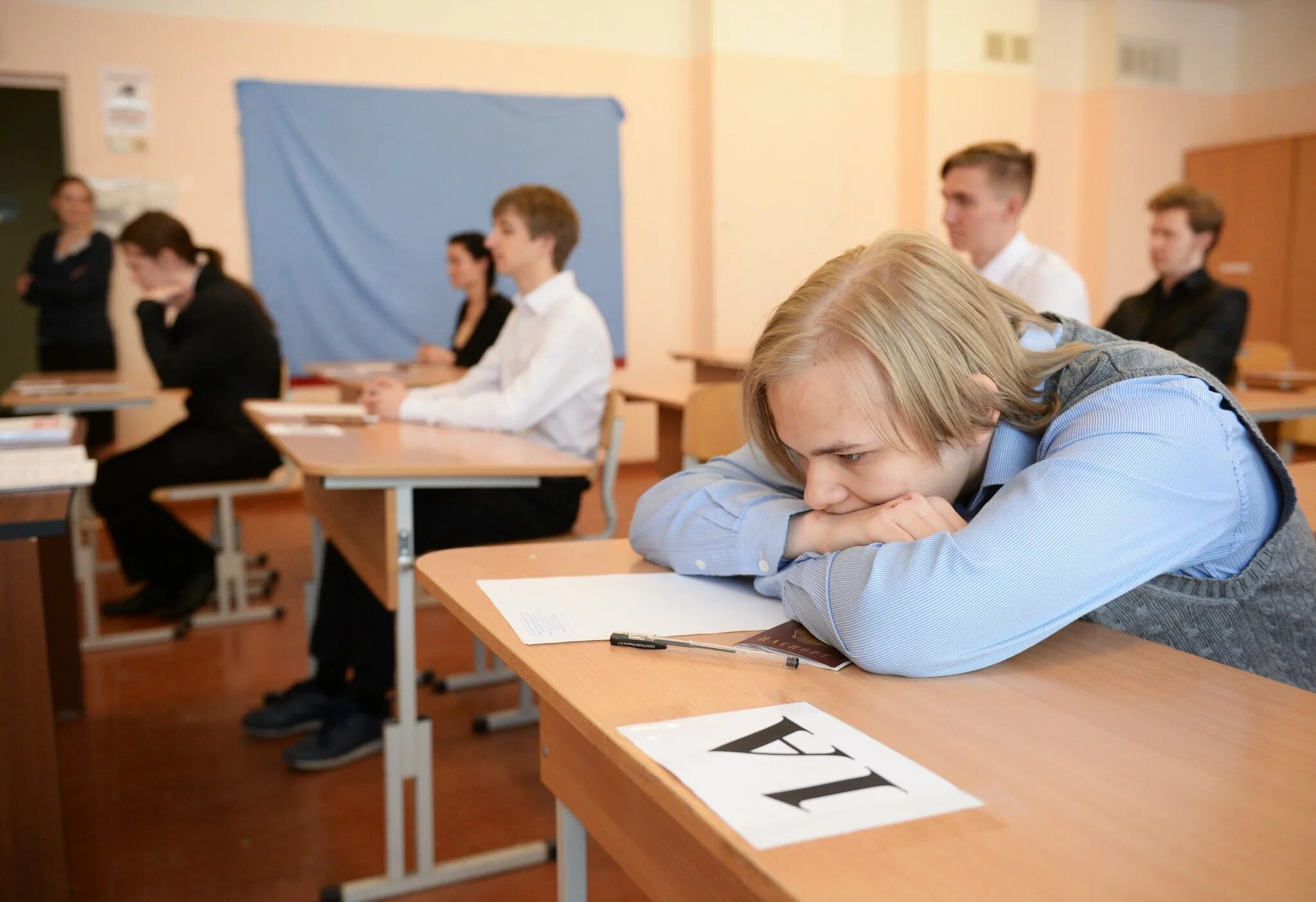 Девятиклассники сдают экзамены. Школьный экзамен. Ученик на экзамене. ОГЭ В школе. Школьники на экзамене.