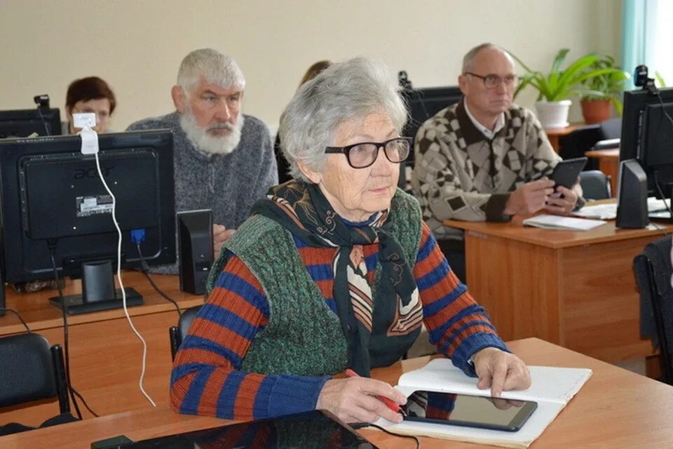 Бабушка чио. Спартакиада пенсионеров. Новосибирские пенсионеры зажигают. Пенсионер. Новосибирские пенсионеры.