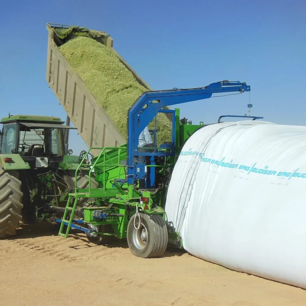 Кормоуборочный комбайн claas jaguar 850. Рукава для хранения зерна. Силос техника. Кукурузный силос заготовка. Комбайн для сбора кукурузы на зерно.