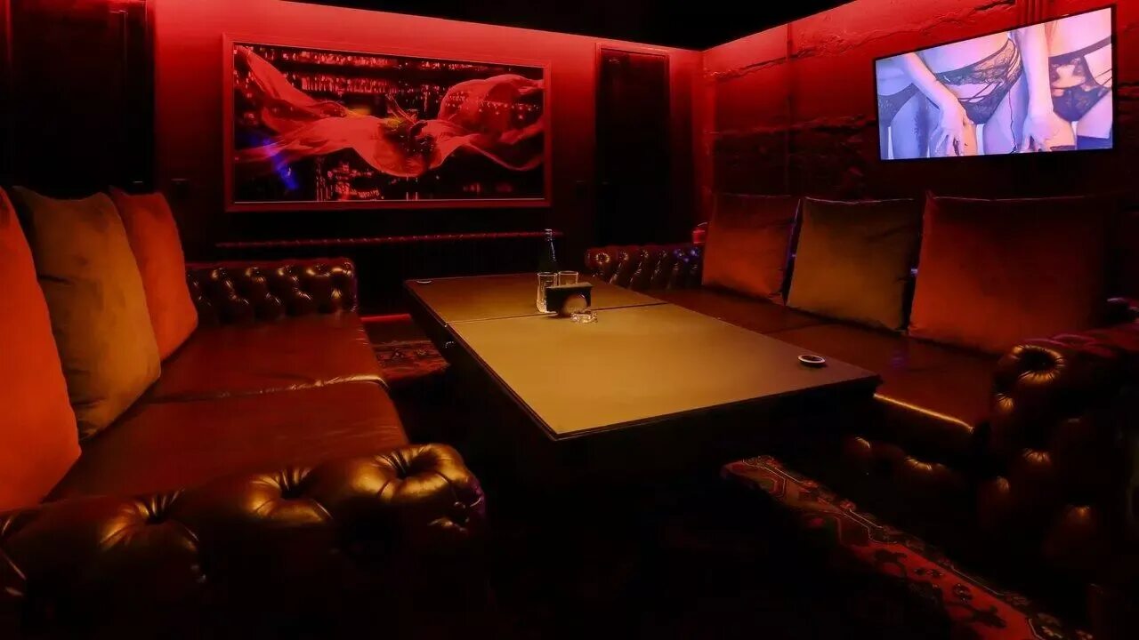 Нуар нижний новгород. Город в стиле нуар. Бар в стиле нуар. Нуар нижний новгород. Vampire cafe (япония).