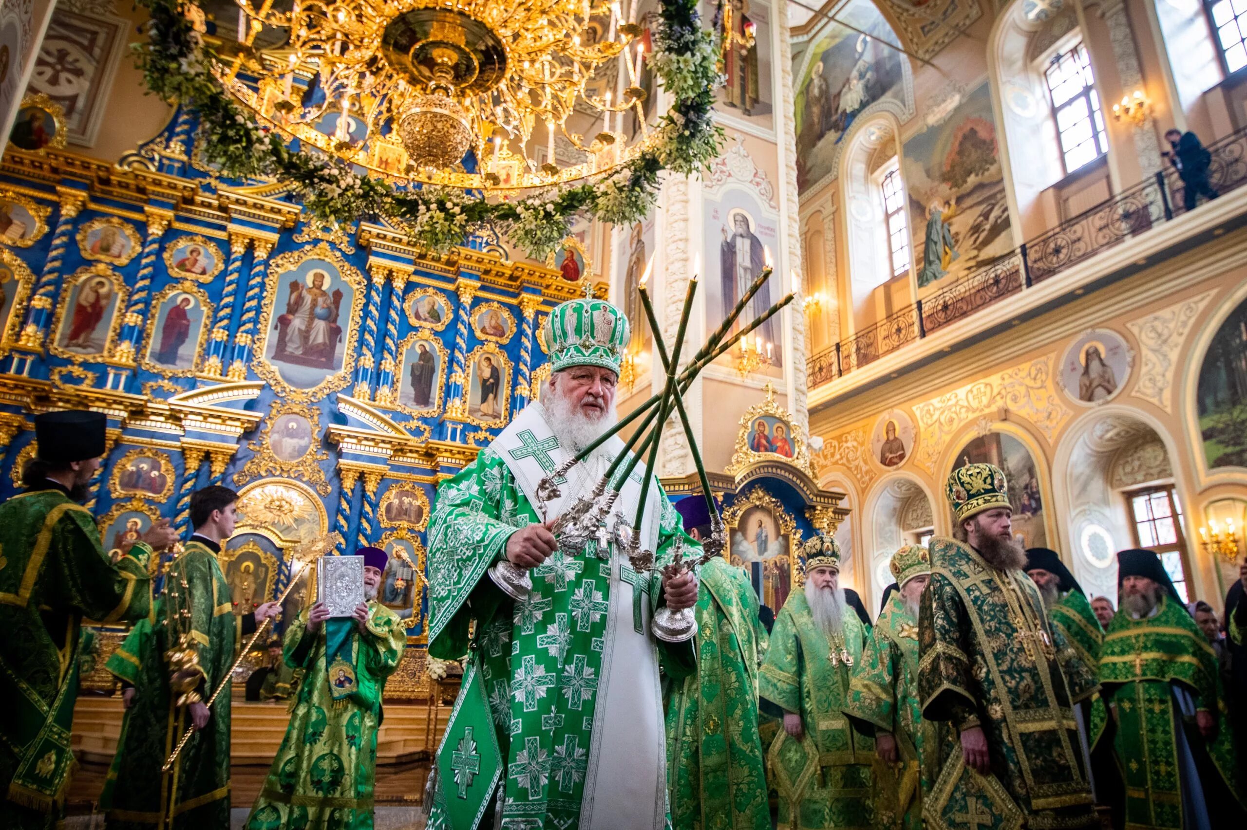 Патриарх в успенском соборе. Патриарх в успенском соборе. Патриарх кирилл успенский собор. Святитель иов патриарх московский и всея. Александро-невская лавра литургия.