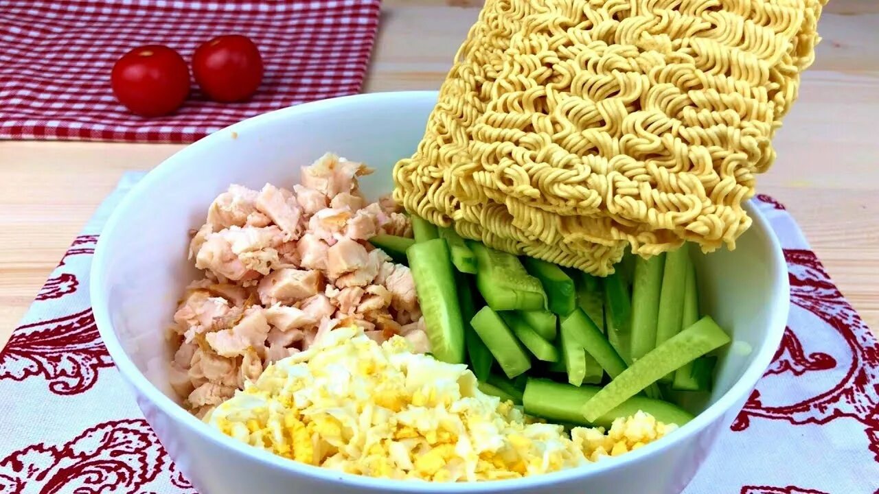 Салат из лапши быстрого. Салат из лапши роллтон. салат из лапши быстрого приготовления. рецепт салата с роллтоном лапшой.