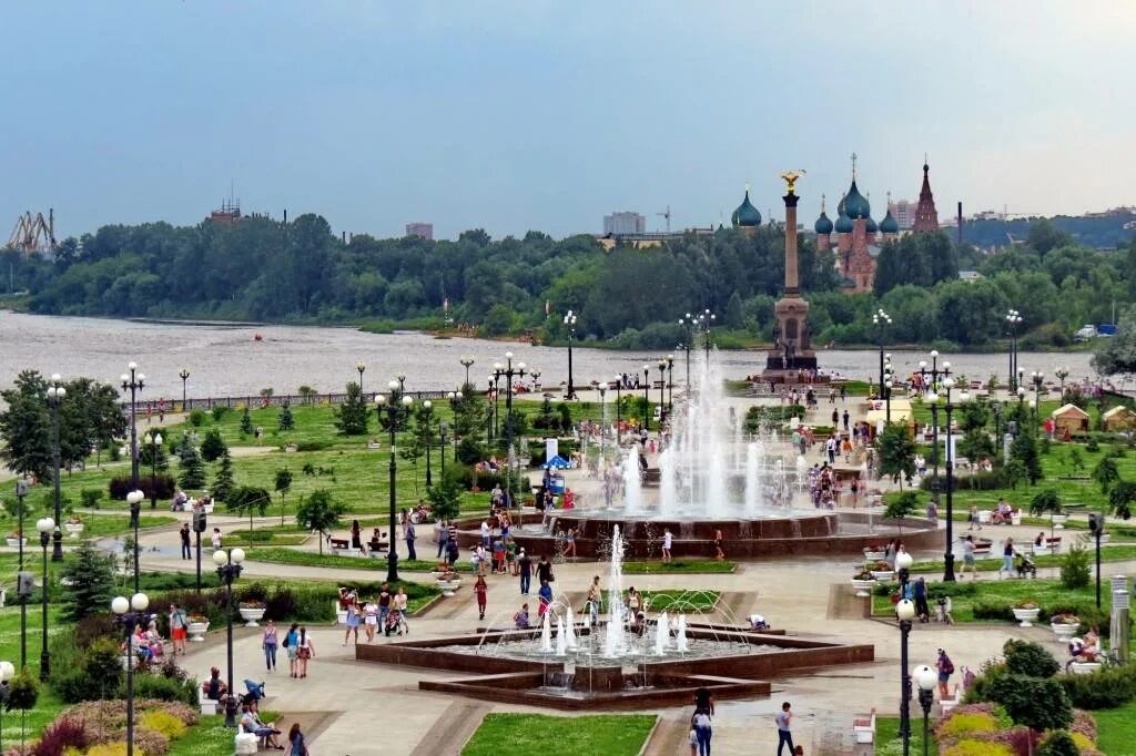 Где можно погулять в городе. Парк стрелка в Ярославле фонтаны. Город Ярославль парк на стрелке. Ярославская стрелка в Ярославле. Ярославль парк стрелка достопримечательности.