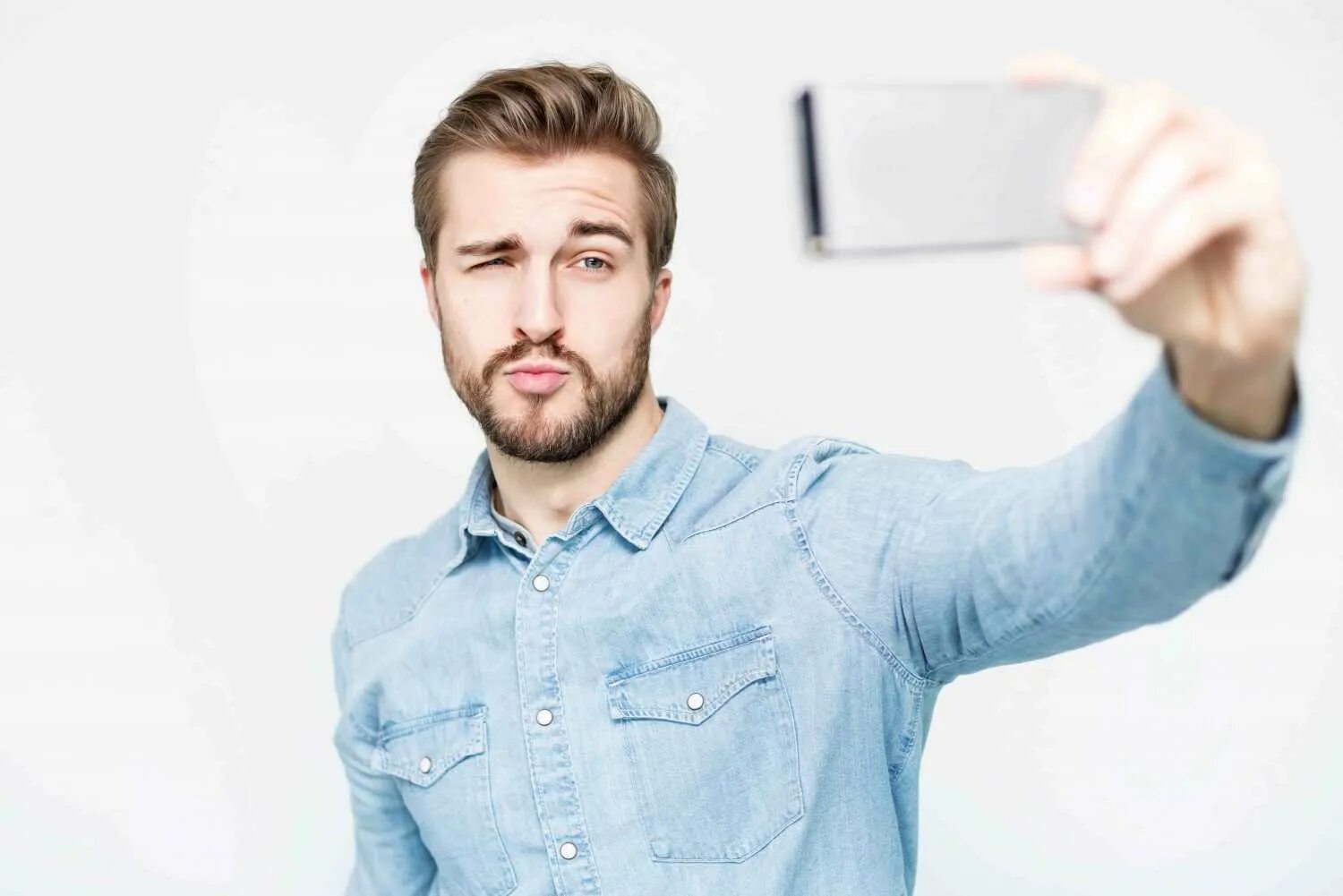 Самолюбование. Самовлюбленный человек. Горделивый человек. Мужик перед зеркалом. Самодовольный человек.