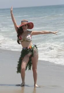 43-летняя актриса из Алабамы Фиби Прайс (Phoebe Price) резвится на пляже в ...