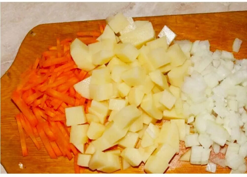 Суп капуста картошка морковь. Картошка нарезанная кубиками. Картошка порезанная. Нарезанные картофель морковь лук кубиком. Порезать картошку кубиками.