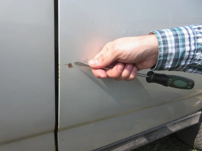 Закраска сколов на машине. Повреждения лакокрасочного покрытия. Закраска царапин на машине. Скол на двери машины. Лакокрасочные покрытия автомобилей.