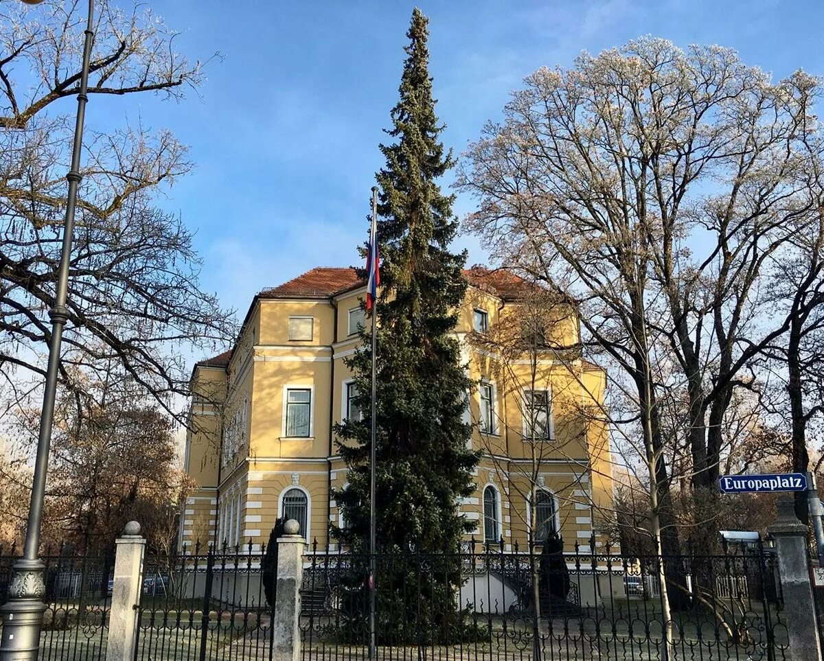 Консул рф в мюнхене. Посольство россии в мюнхене. Генконсульство в мюнхене. Вице консул генерального консульства россии в мюнхене. Посольство в мюнхене.