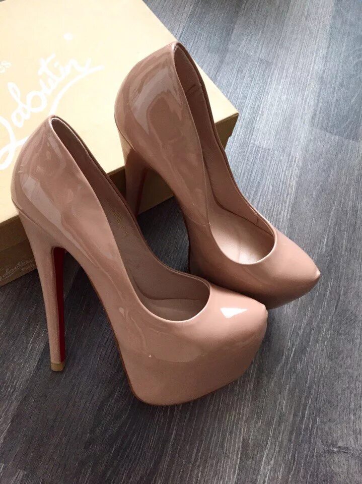 Авито туфли 39 размер. Basconi лодочки бежевые. christian louboutin туфли бежевые. туфли лабутены vero moda. туфли hermes 2025.