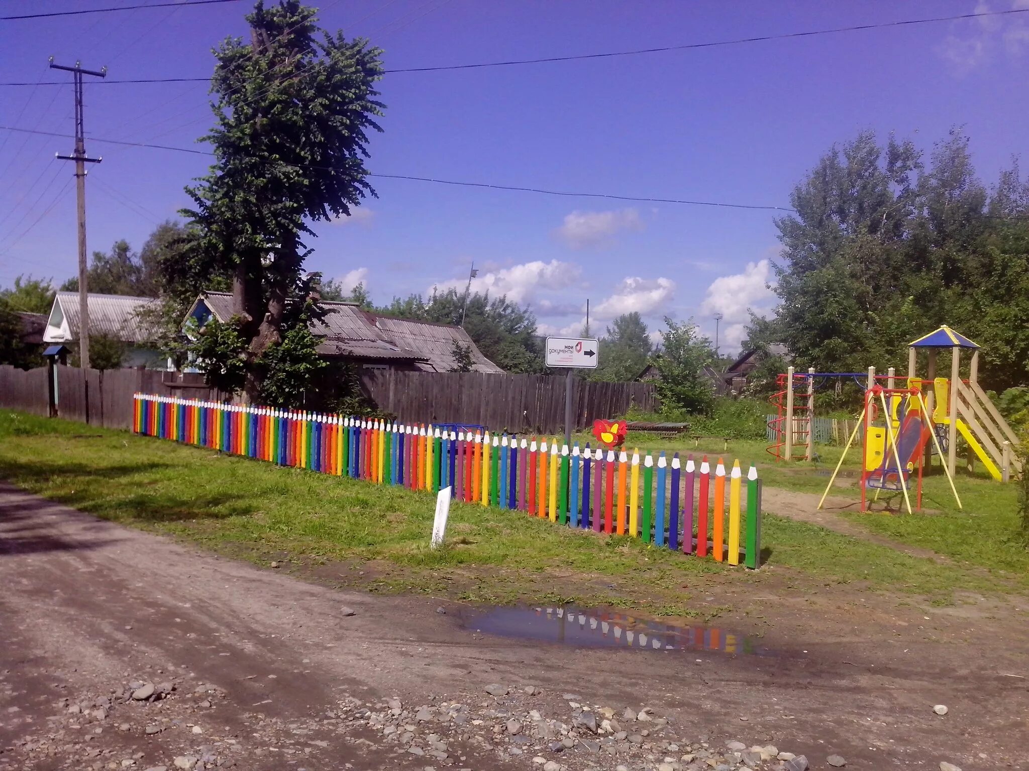 Детскую площадку планируется огородить заборчиком найдите