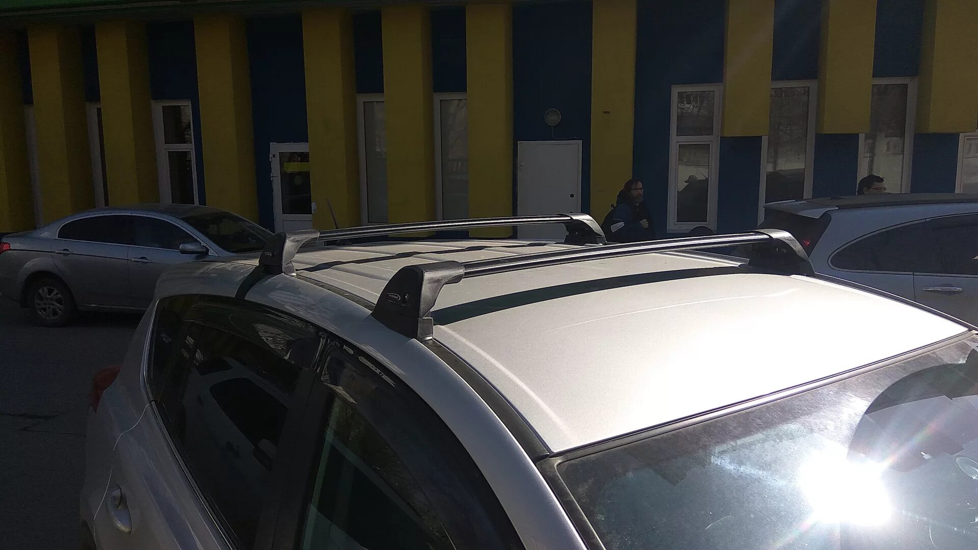 Поперечины багажника тойота рав 4. Багажники на рейлинги на рав 4. Багажник на крышу toyota rav4 2020. Рейлинги rav 50. Оригинальный багажник toyota rav 4 2020 г в штатные места.