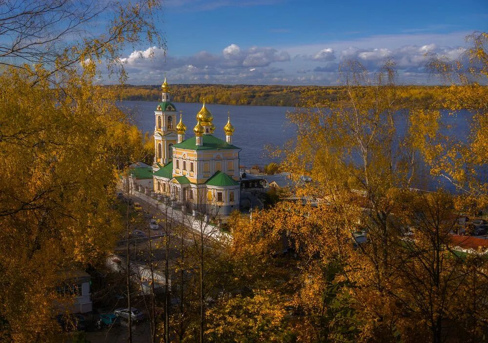 Кострома город Плес. Золотая осень Церковь Плес. Плёс Ивановская область Золотая осень.