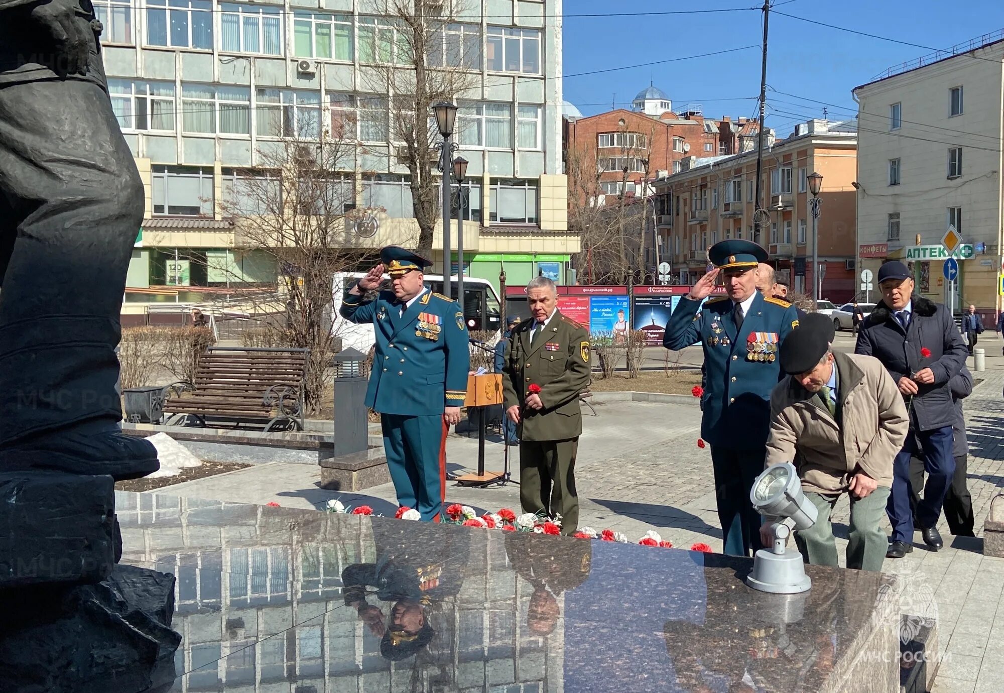 Памятник пожарным и спасателям. Возложение цветов к памятнику. Памятники пожарным в России. Памятник ветеранам. 17 апреля ветеранов