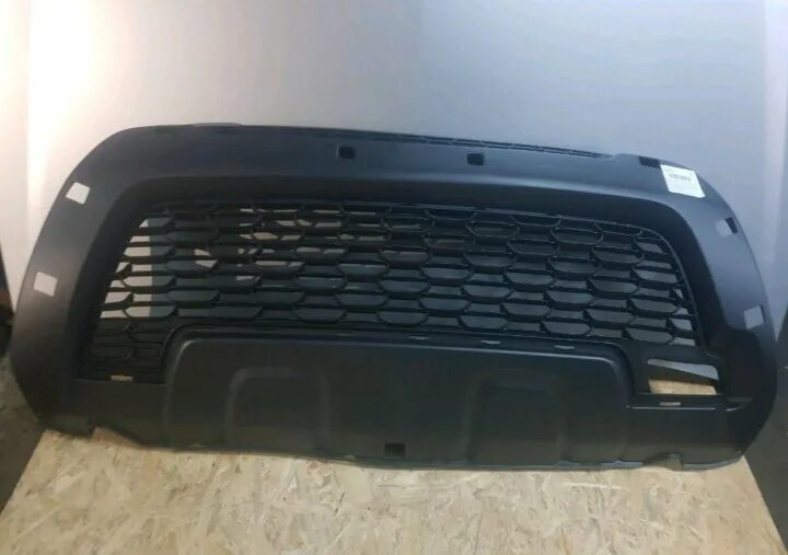 Новый дастер бампер передний. Решетка бампера рено дастер 2017. Бампер дастер 2018. Бампер передний рено дастер 2015. Решетка переднего бампера рено дастер.
