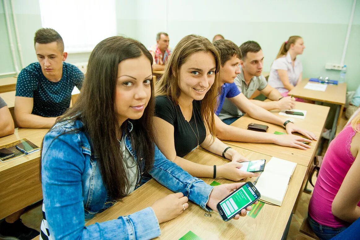 Студенты на семинаре. Поведение студентов на занятиях. Студенческий коворкинг. Дискуссия студентов. На семинарском занятии студенты.