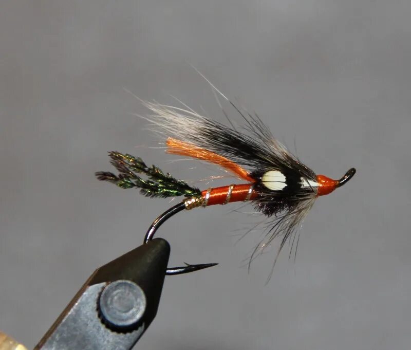 Мушка медвежка. Мушка сайт. Мушка кадис. Омулевые мушки для летней ловли. Окуневые мушки.