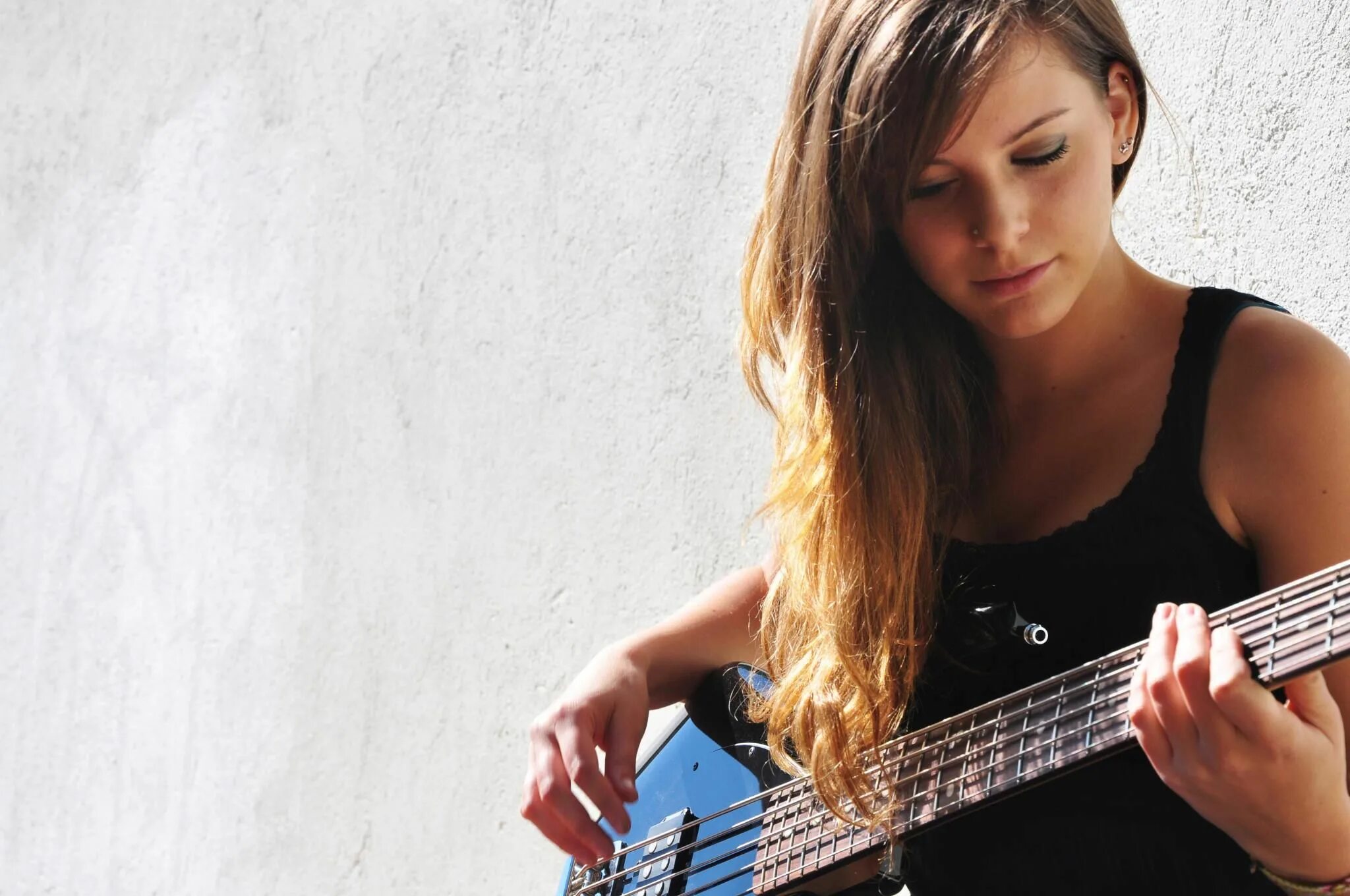 Bass girl. Marta Altesa. Marta Altesa 2020.