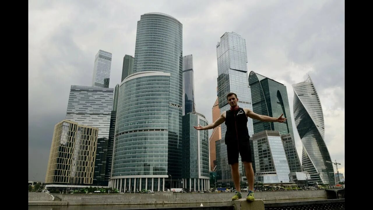 Москва сити человек. Я на фоне Москва-Сити. Москва необычные ракурсы. Человек на фоне Москва Сити. Чел на фоне Москва Сити.