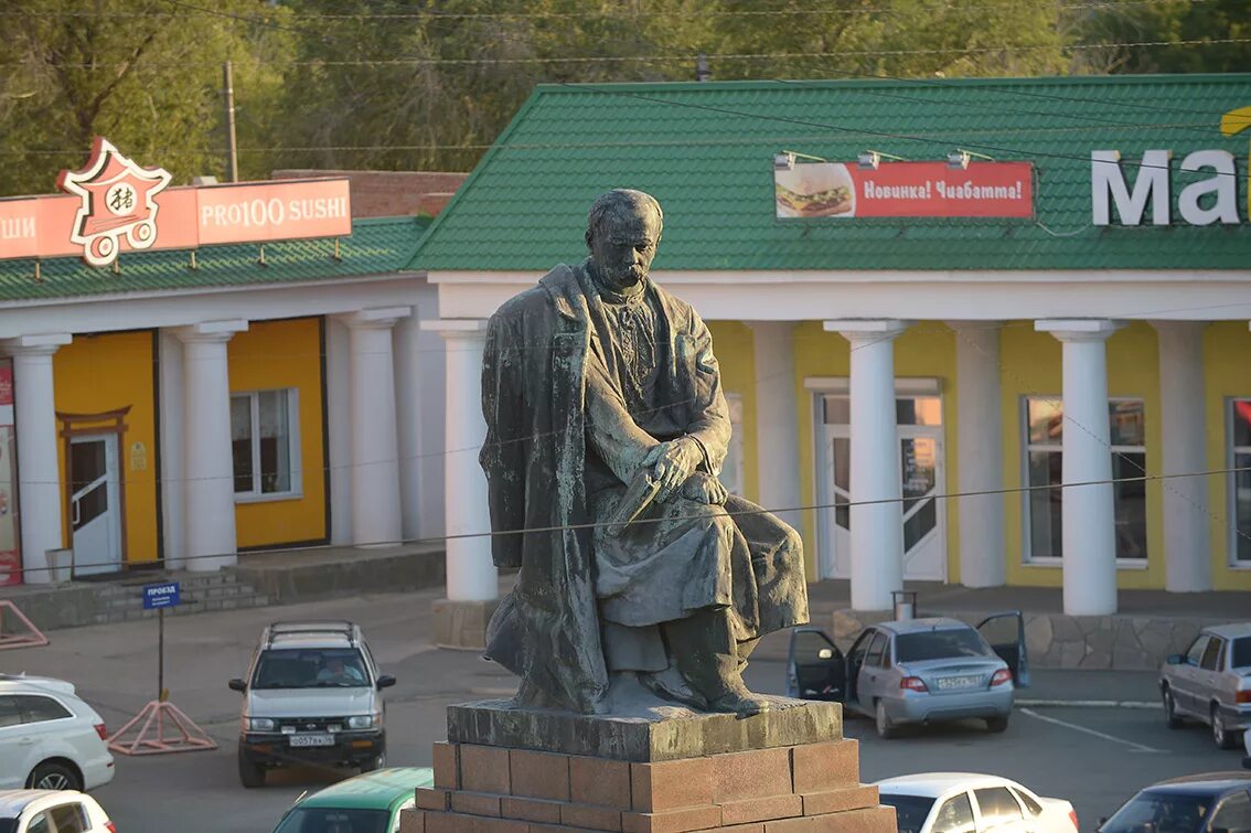 Памятник в Орске Шевченко т.г.. Памятник Шевченко в Орске. Площадь Шевченко Орск. Памятник Тарасу Григорьевичу Шевченко в Орске. Памятник тарасу шевченко орск