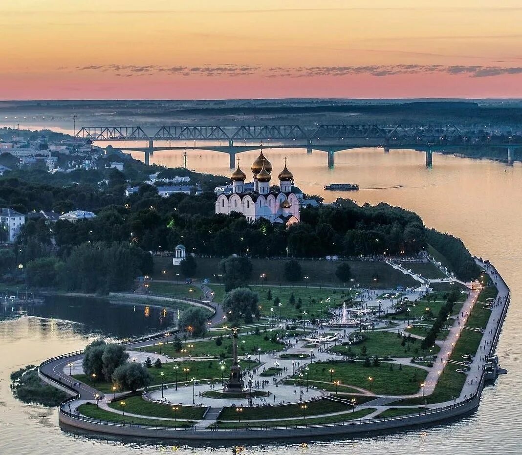 В каком городе погулять. Ярославль набережная стрелка. Парк стрелка Ярославль. Стрелка Волги и Которосли Ярославль. Ярославль набережная Волги.