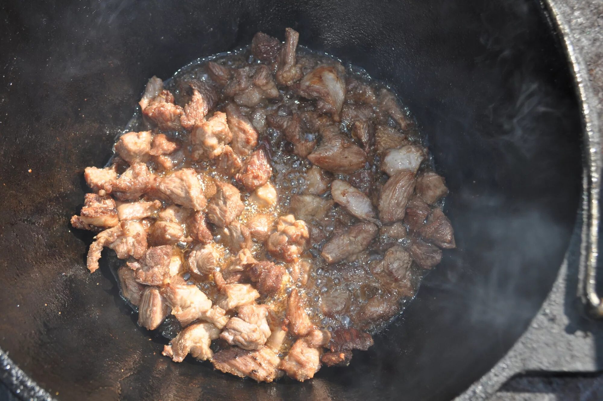 Гуляш в казане. Жареное мясо в казане. Мясо обжарить в казане. Плов с мясом в казане.