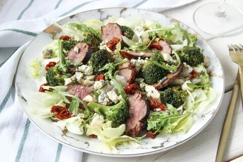 Вкусный рецепт салата со свининой