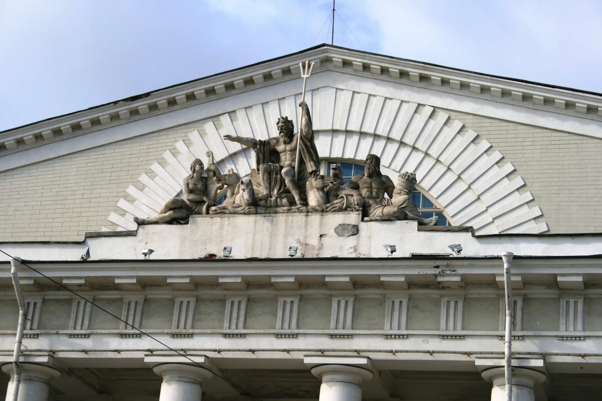 Биржа в петербурге архитектор. Тома де томон здание биржи в санкт-петербурге. тома де томон здание биржи скульптура. нептун на здании биржи в санкт-петербурге. здание биржи спб архитектор.
