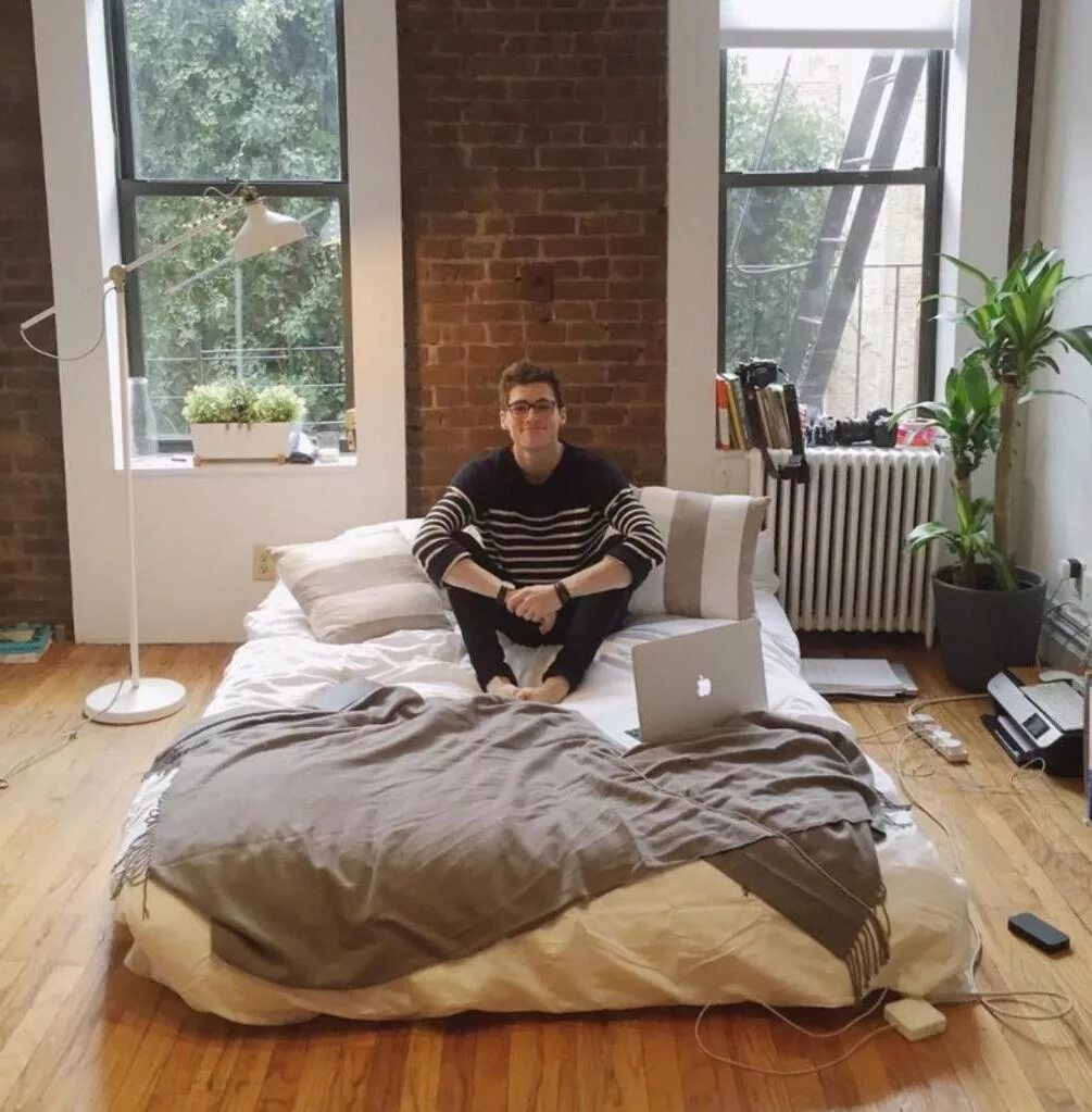 Люди в квартире. Собственная квартира. Отсутствие собственного жилья. Люди живут в квартире. Семья делает ремонт.