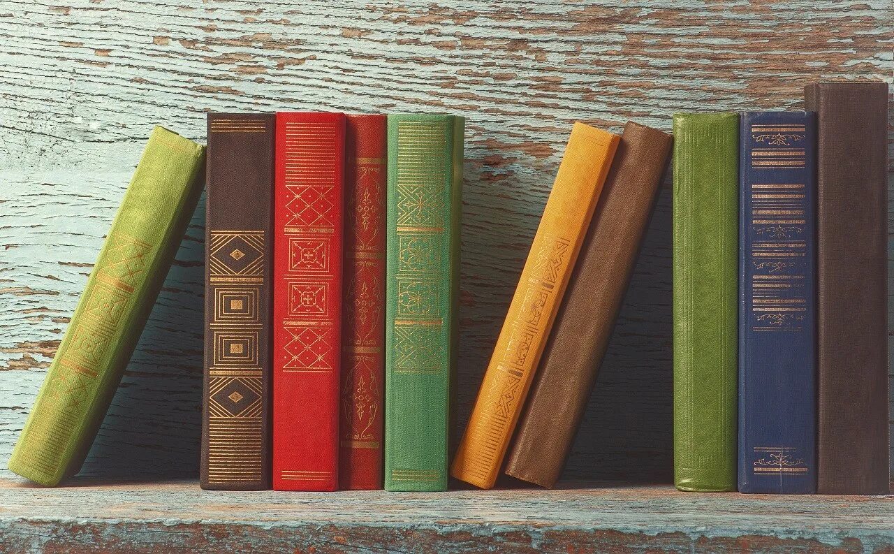 На книжной полке стоят книги. Корешок книги. фон книги. стопка книг на полке. красивые корешки книг.