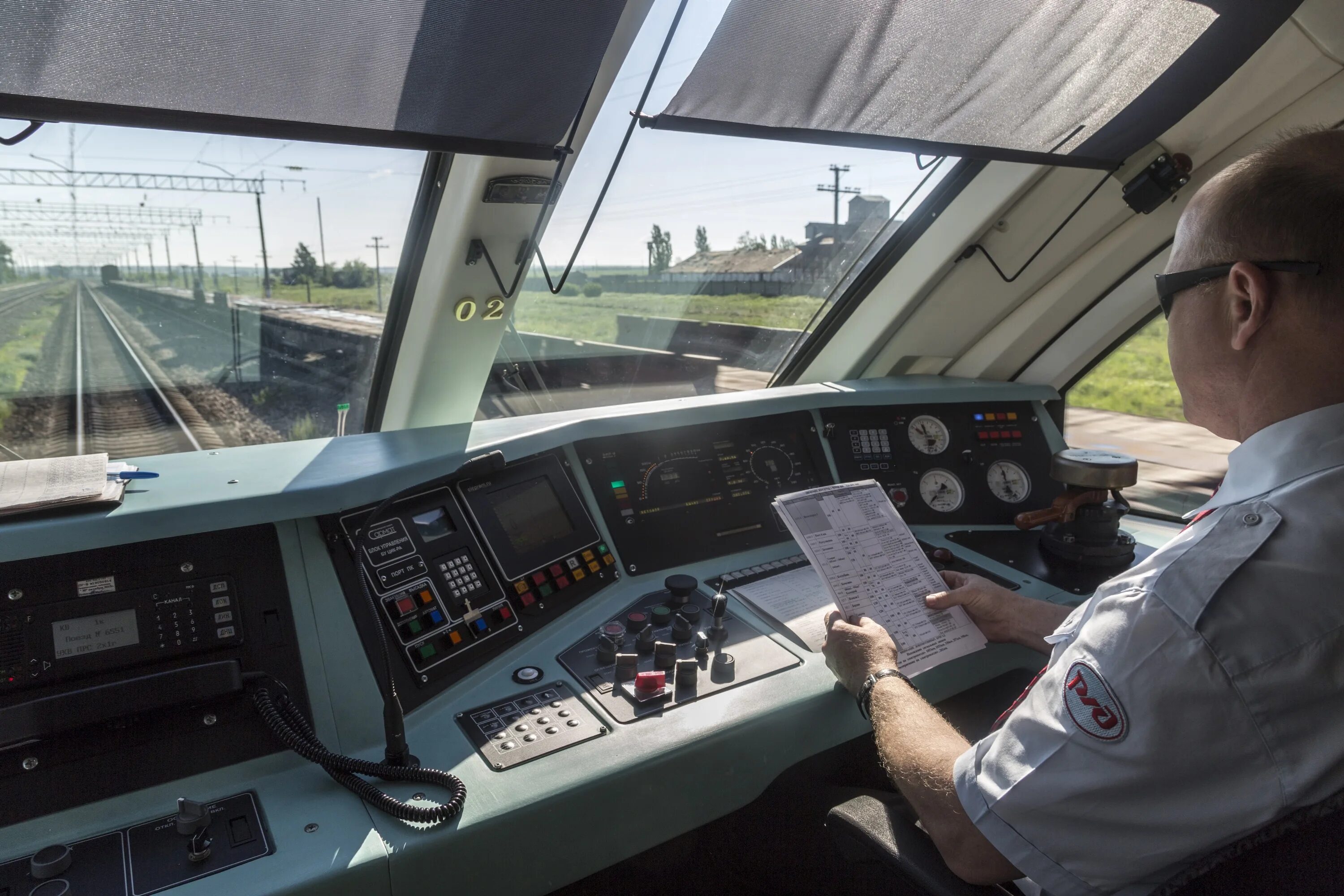 профессия помощник машиниста электровоза. помощник машиниста электропоезда ржд. профессия машинист электропоезда. профессия машинист электропоезда. машины профессии.