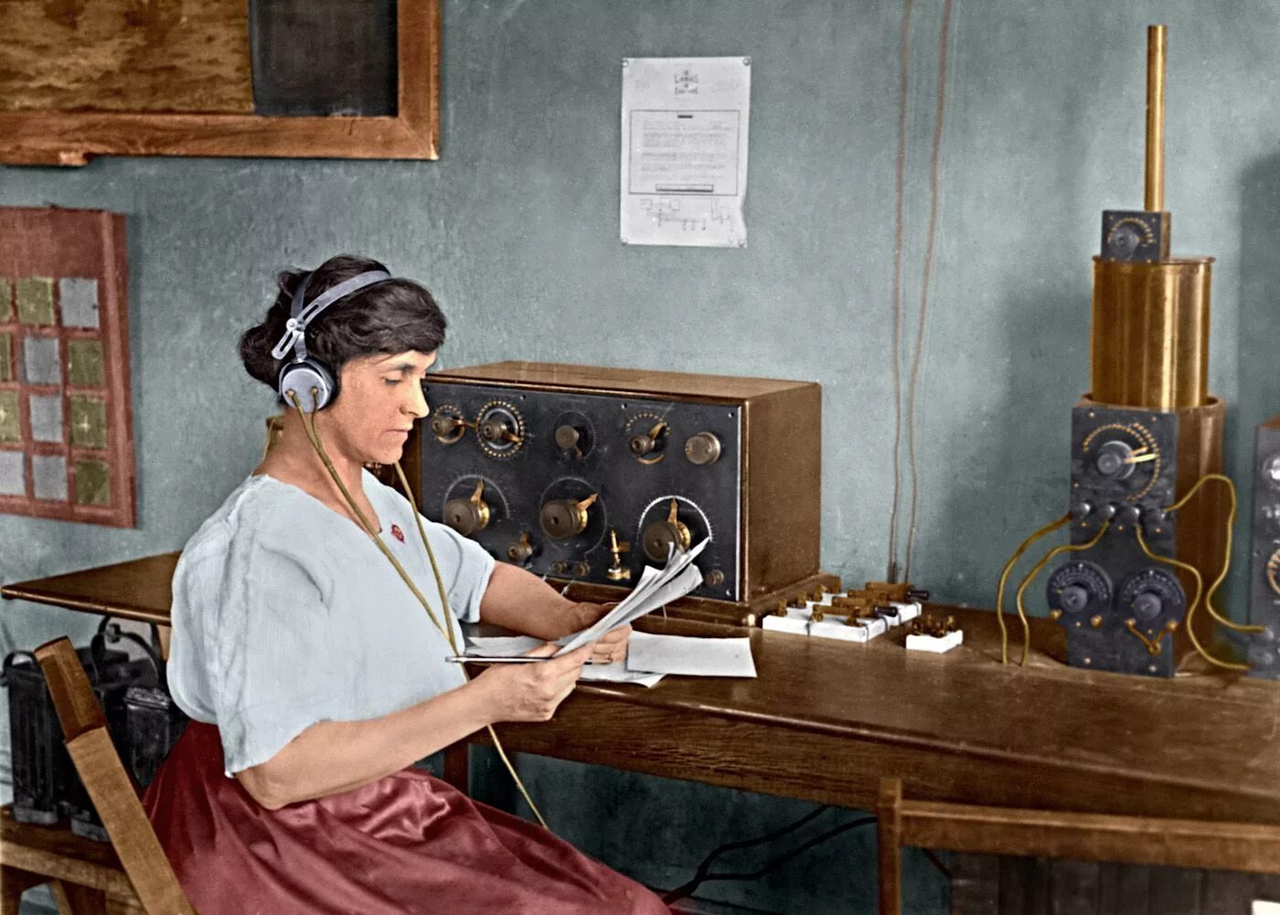 Передача радио по телефону. Первый радиоприемник. Радиостанции 20 века. Радиоприемники 1920-х годов. Радиоприемник США 1920.