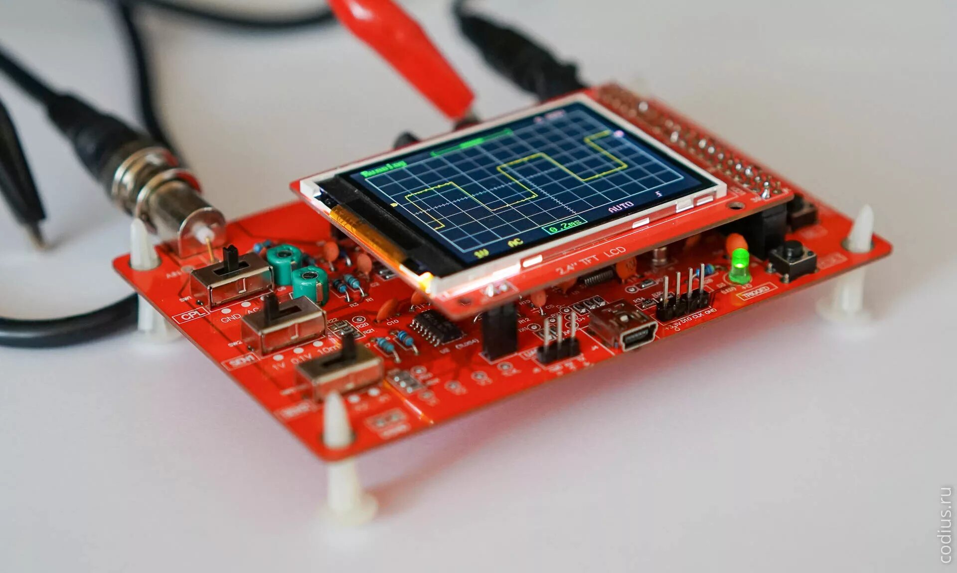 работа с осциллографом. цифровой осциллограф для начинающих. осциллограммы схема работы. рисунок измерения сигнала осциллографом. Gw instek gds 2104.