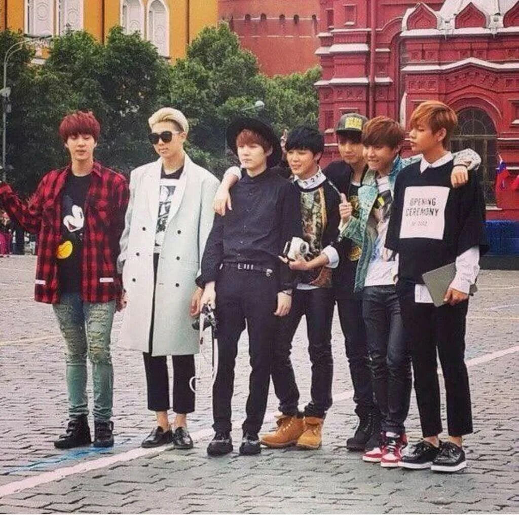 Bts приедут. БТС В Москве 2014. Группа BTS В Москве 2014. Группа БТС В Москве. БТС на улице.