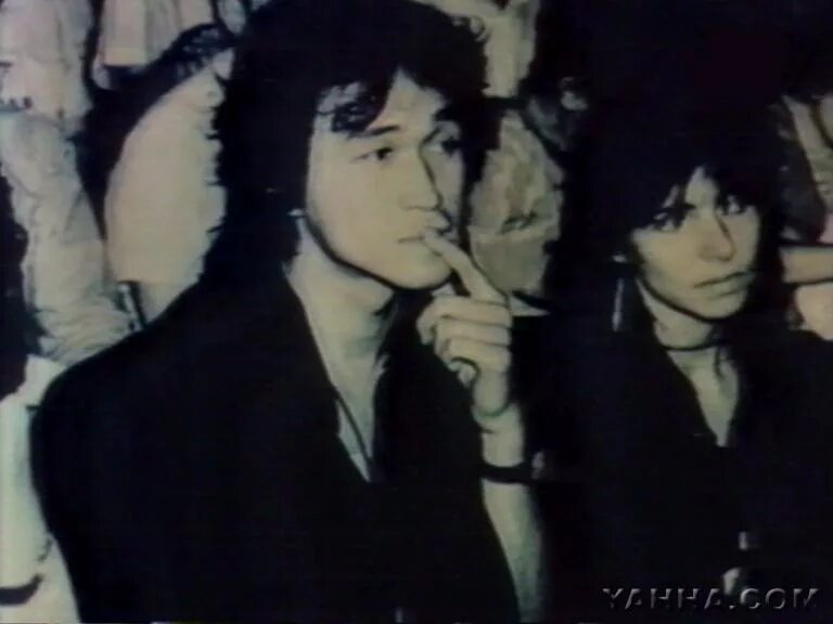 Цитаты цоя в картинках. После красно-желтых дней начнется и кончится зима виктор цой. Желтый день. Цой со щитом а может быть. Цой со щитом а может быть.