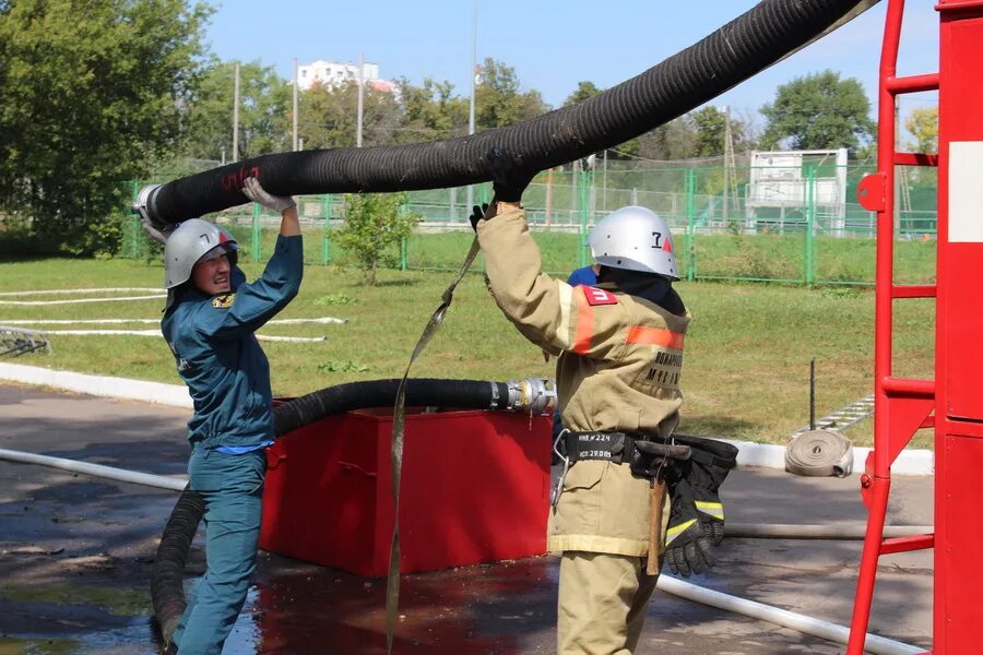 Отделение на пожарном автоцистерне. Ремонт пожарной техники. Ремонт пожарных автомобилей. Пожарная автоцистерна на водоисточник.